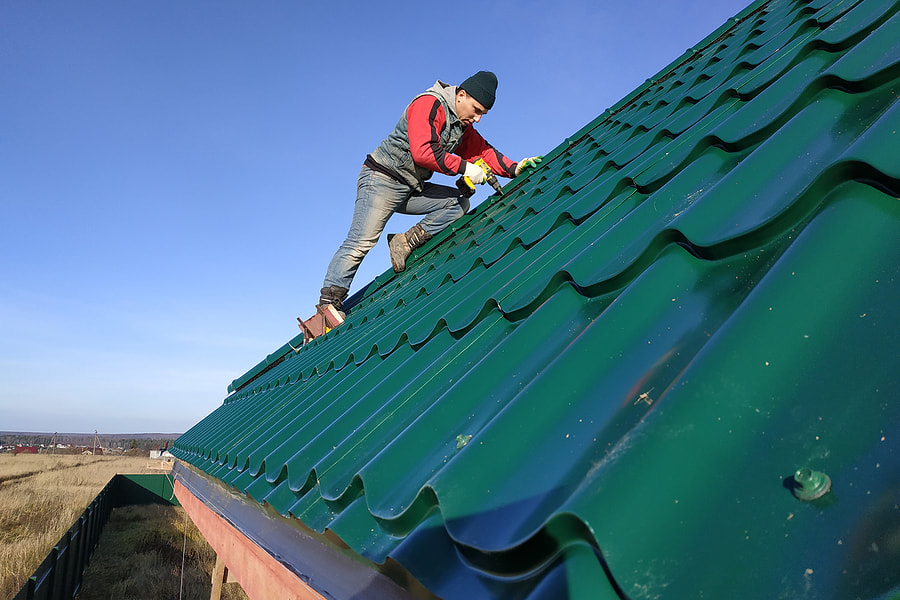 worker drilling the roof